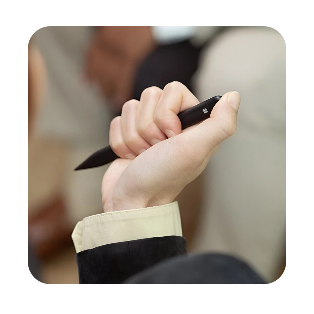  قلم کبیرد مایکروسافت در دست کاربر 
