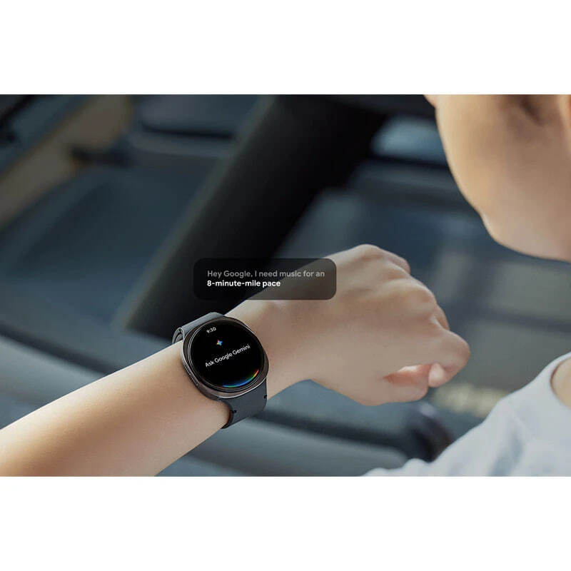 ساعت هوشمند سامسونگ Galaxy Watch8 مشکی روی مچ دست