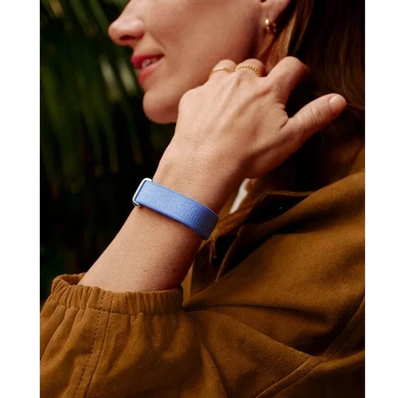  مچ بند هوشمند گوگل مدل Fitbit Air با بند پارچه‌ای در دست کاربر 