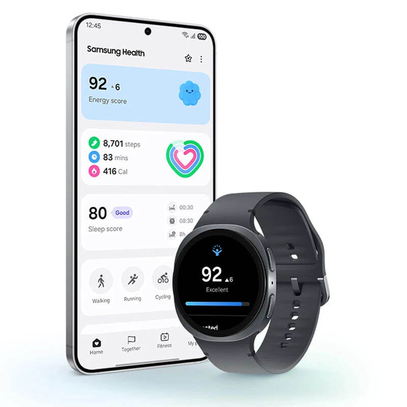 ساعت Galaxy Watch8 مشکی کنار گوشی با نمایش اطلاعات سلامتی