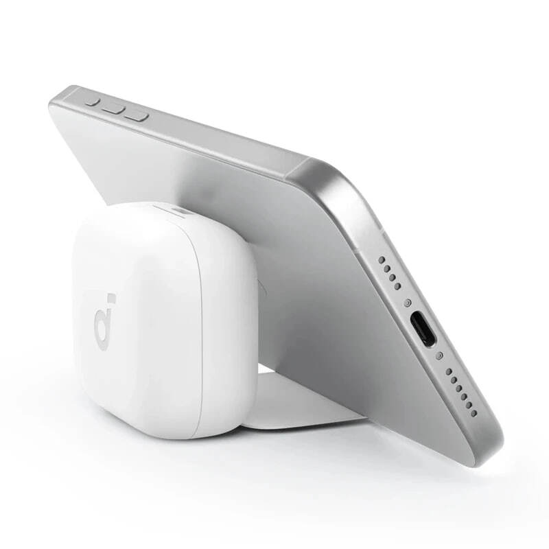 هدفون بلوتوثی انکر مدل R50i NC با حذف نویز فعال (ANC)، درگاه شارژ USB Type-C نمای حالت پایه گوشی توسط کیس شارز