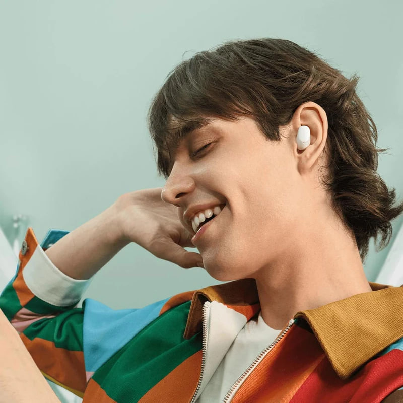 هدفون بلوتوثی شیائومی مدل Redmi Buds 6 Play روی گوش کاربر مرد