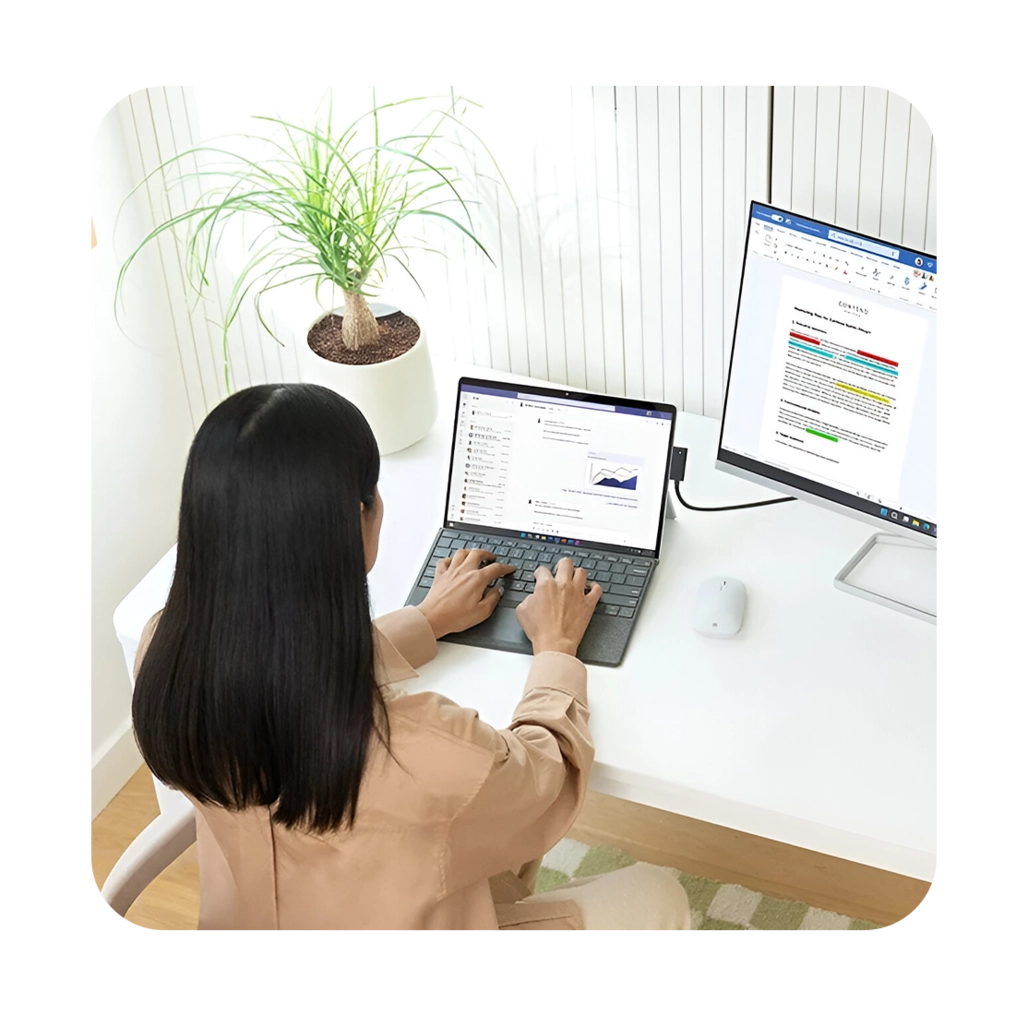 کاربر در حال کار با کیبرد مایکروسافت 