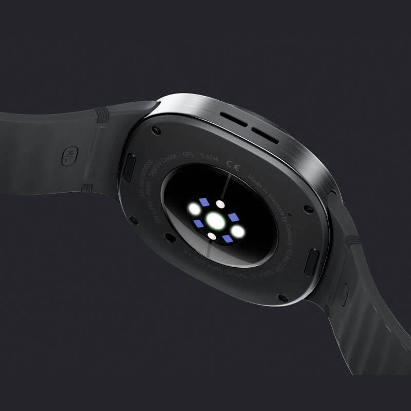 نمای نزدیک حسگرهای پشت ساعت Galaxy Watch8 مدل SM-L330
