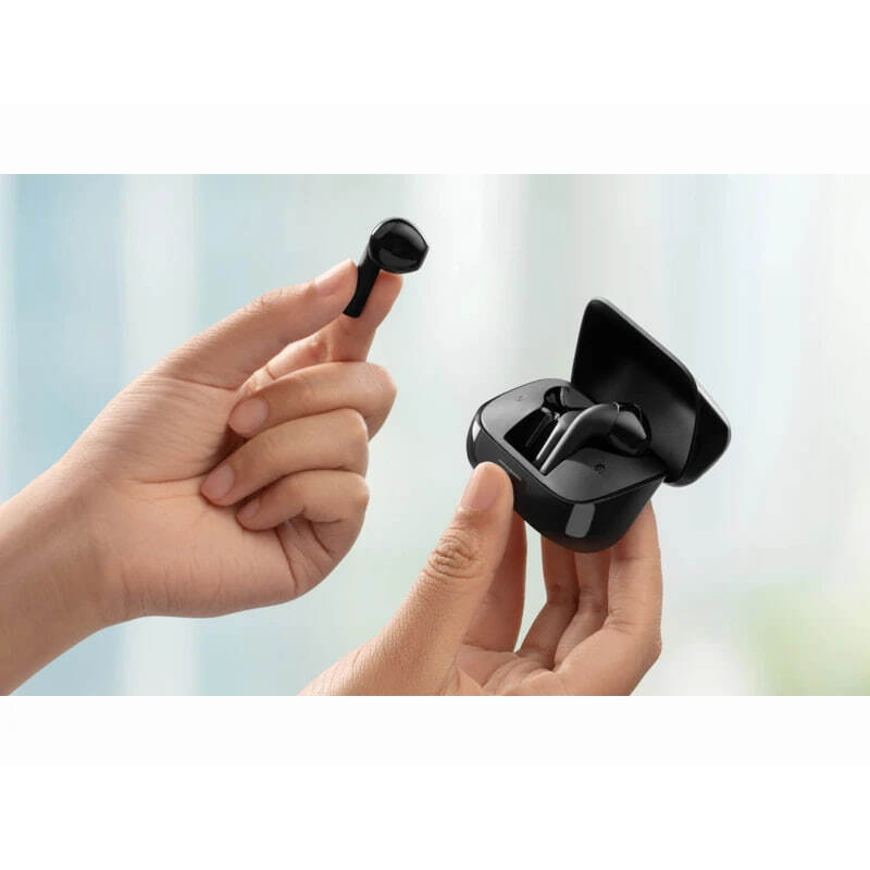  هدفون بلوتوثی انکر مدل Soundcore K20i با نویز کنسلینگ میکروفون (ENC)، درگاه شارژ USB Type-C رنگ مشکی در دستان کاربر 
