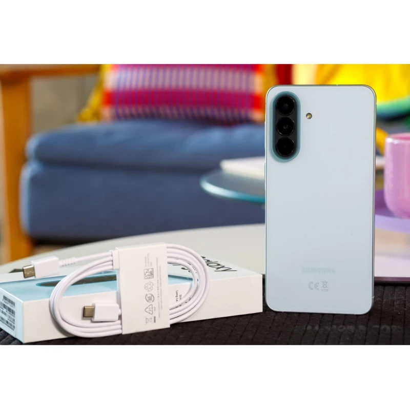 1. گوشی سامسونگ Galaxy A57 256GB رم 12GB - نمای پشت گوشی و محتویات بستهبندی