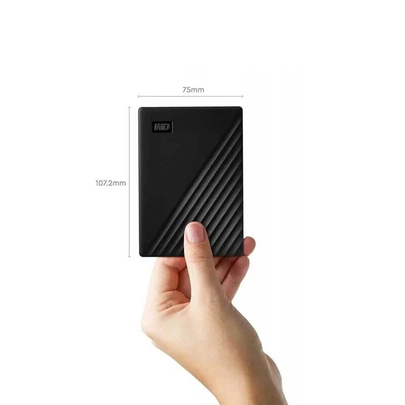 هارد اکسترنال قابل حمل ۲ ترابایت وسترن دیجیتال مدل My Passport با استاندارد USB 3.1 Gen1 در دستان کاربر