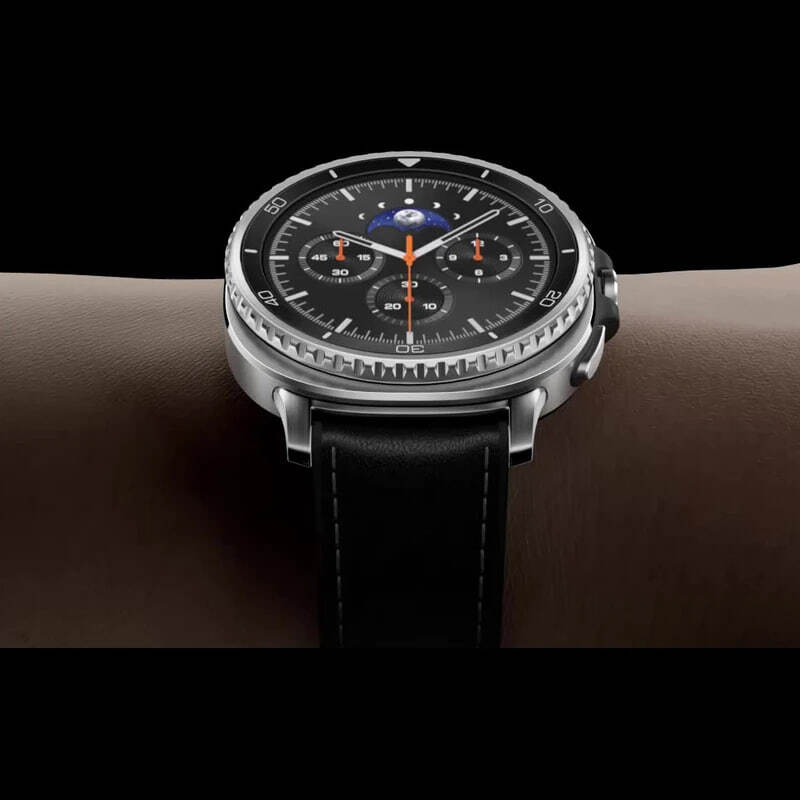 ساعت سامسونگ Galaxy Watch8 Classic مشکی روی مچ دست