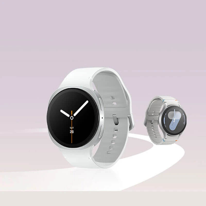 ساعت Galaxy Watch8 سفید در کنار نمای پشت ساعت