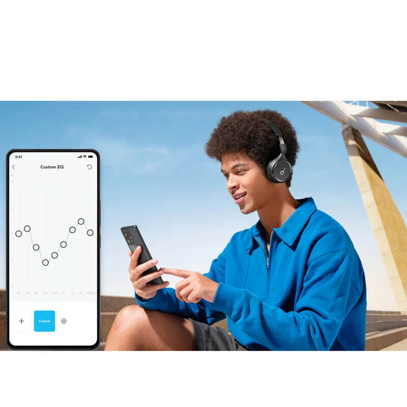 هدفون بلوتوثی انکر مدل Soundcore H30i عکس کاربر مرد درحال استفاده