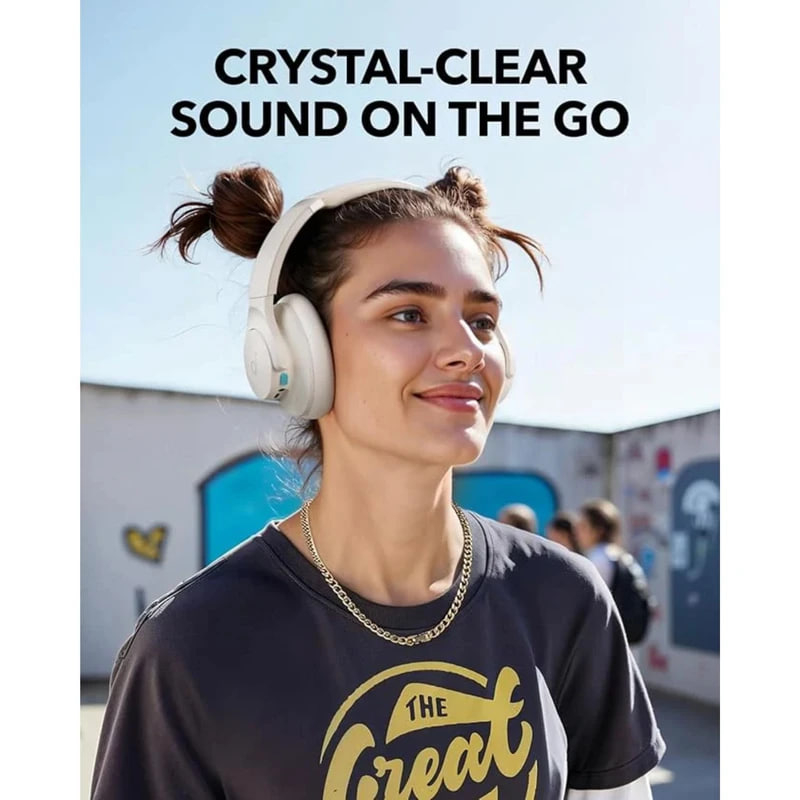 هدفون بلوتوثی انکر مدل Soundcore Q11i روی گوش کاربر زن