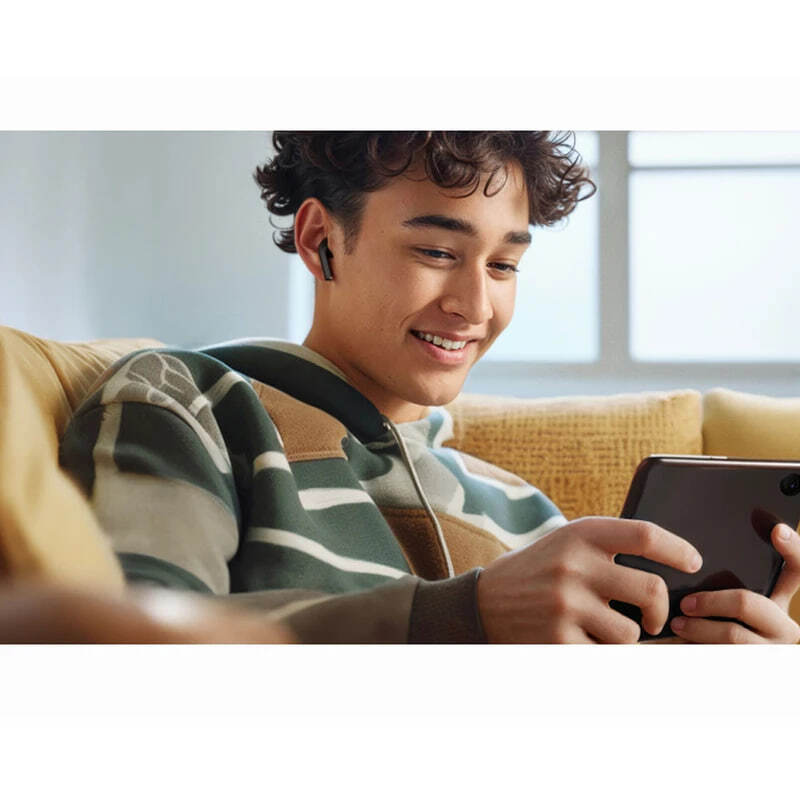  هدفون بلوتوثی انکر مدل Soundcore K20i با نویز کنسلینگ میکروفون (ENC)، درگاه شارژ USB Type-C روی گوش کاربر مرد 