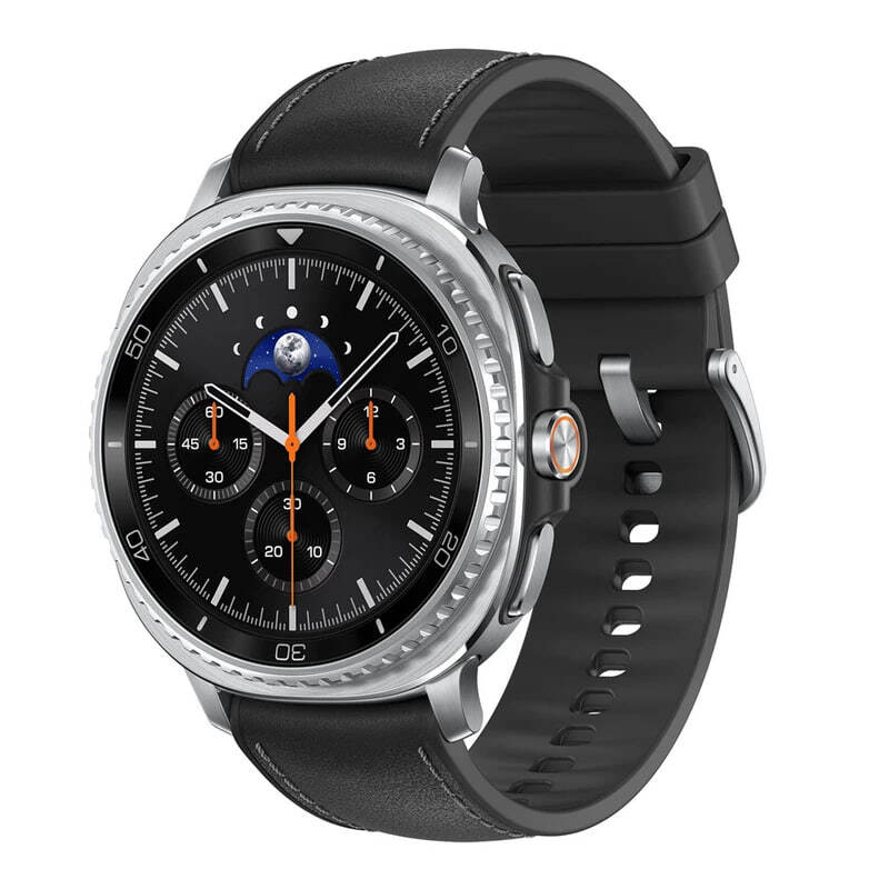 نمای زاویهدار ساعت Galaxy Watch8 Classic مشکی با بند و قاب استیل