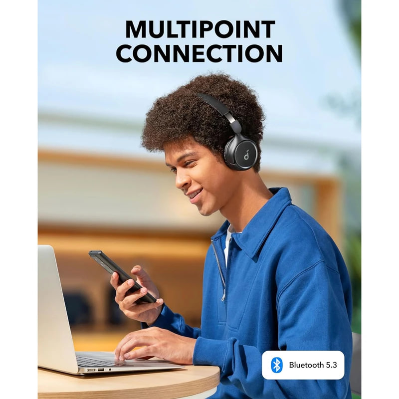 هدفون بلوتوثی انکر مدل Soundcore H30i عکس کاربر مرد درحال استفاده از هدفون