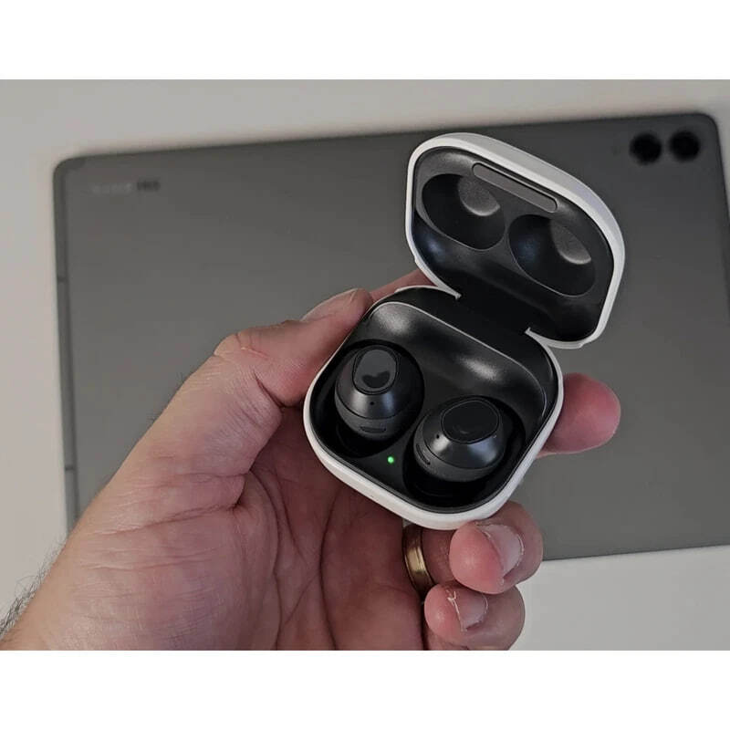  هدفون سامسونگ Galaxy Buds FE در دست همراه کیس شارژ 
