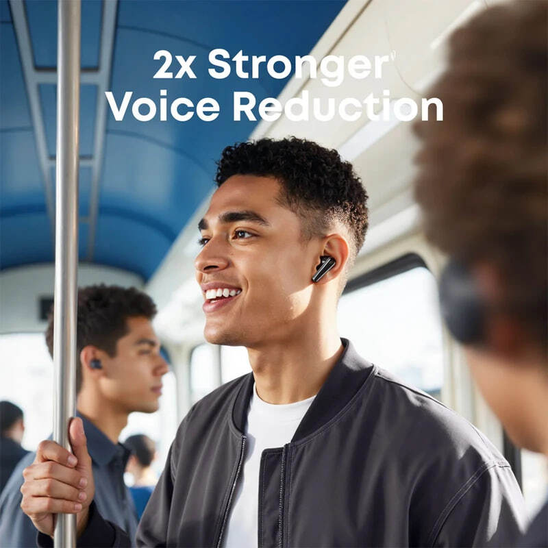  هدفون بلوتوثی انکر مدل Soundcore Liberty 5 روی گوش کاربر مرد 