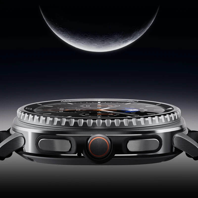 نمای جانبی حلقه چرخان و دکمههای ساعت Galaxy Watch8 Classic