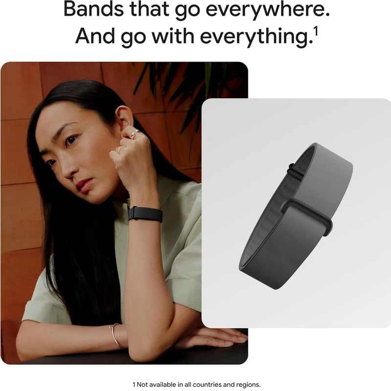  مچ بند هوشمند گوگل مدل Fitbit Air با بند پارچه‌ای در دست کاربر خانوم 