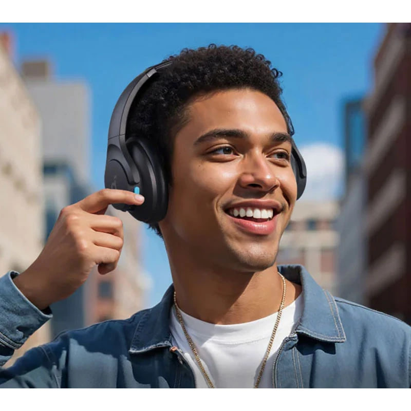هدفون بلوتوثی انکر مدل Soundcore Q11i روی گوش کاربر مرد