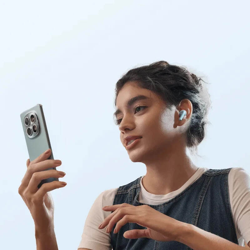 هدفون بلوتوثی شیائومی مدل Redmi Buds 8 Lite روی گوش کاربر زن