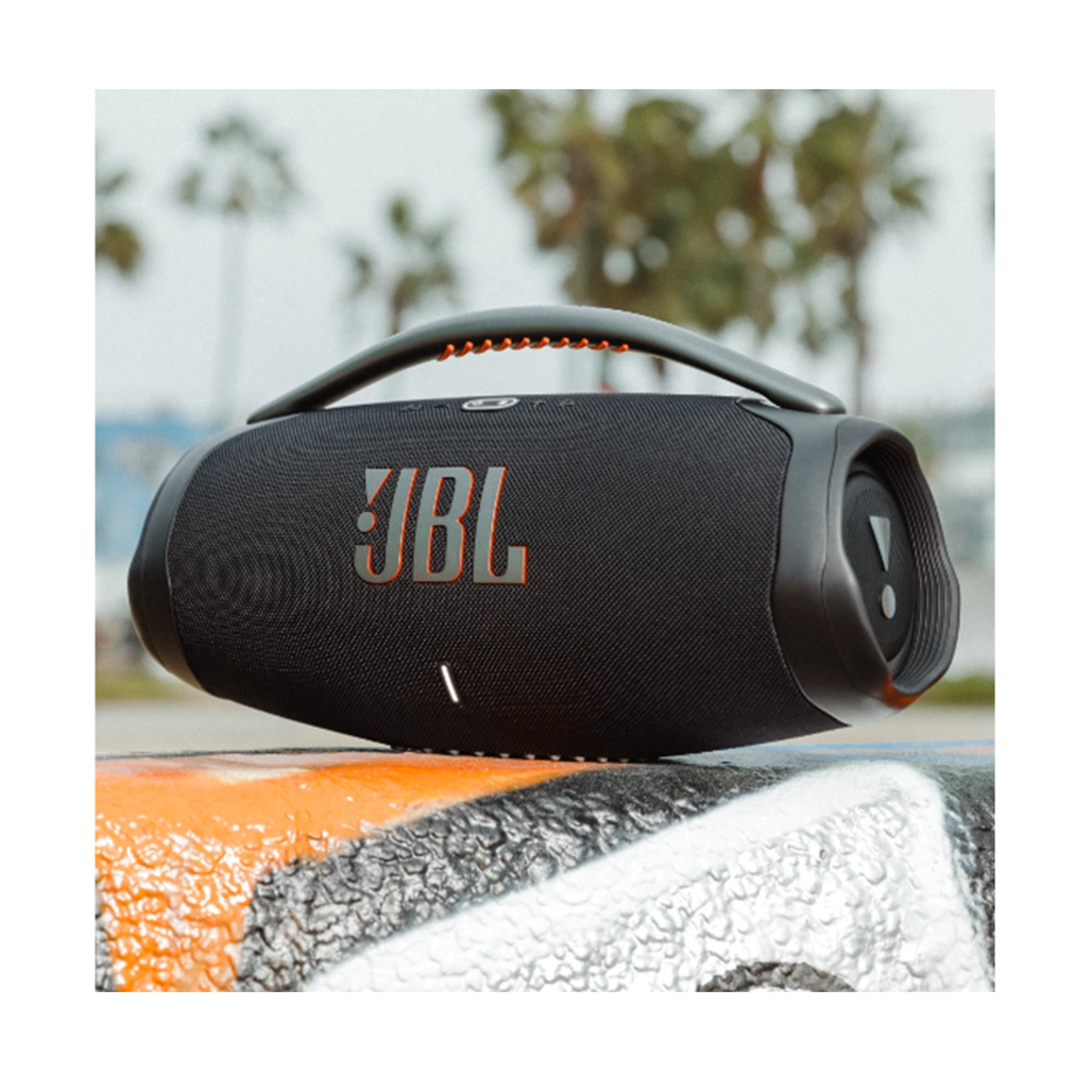 اسپیکر بلوتوثی قابل حمل جی بی ال مدل Boombox 3 نمای از بغل روی میز