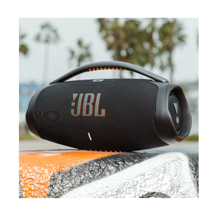 اسپیکر بلوتوثی قابل حمل جی بی ال مدل Boombox 3 نمای از بغل روی میز