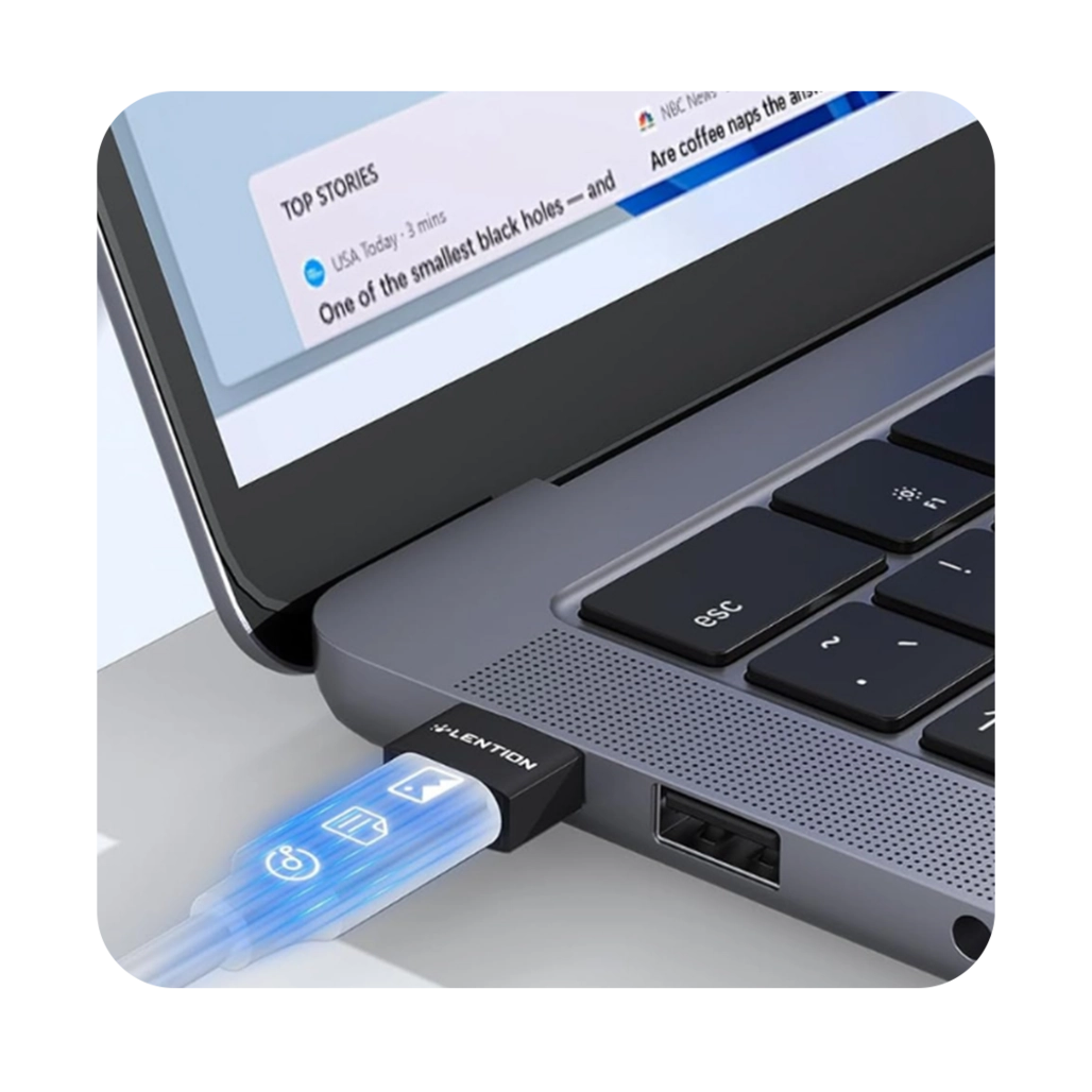  تبدیل USB-A به USB-C لنشن مدل CB-TP-H1 کنار لپ تاب 