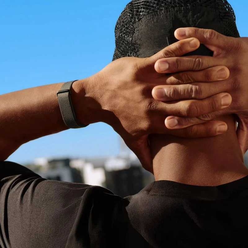 مچ بند هوشمند گوگل مدل Fitbit Air با بند پارچه‌ای در دست کاربر 