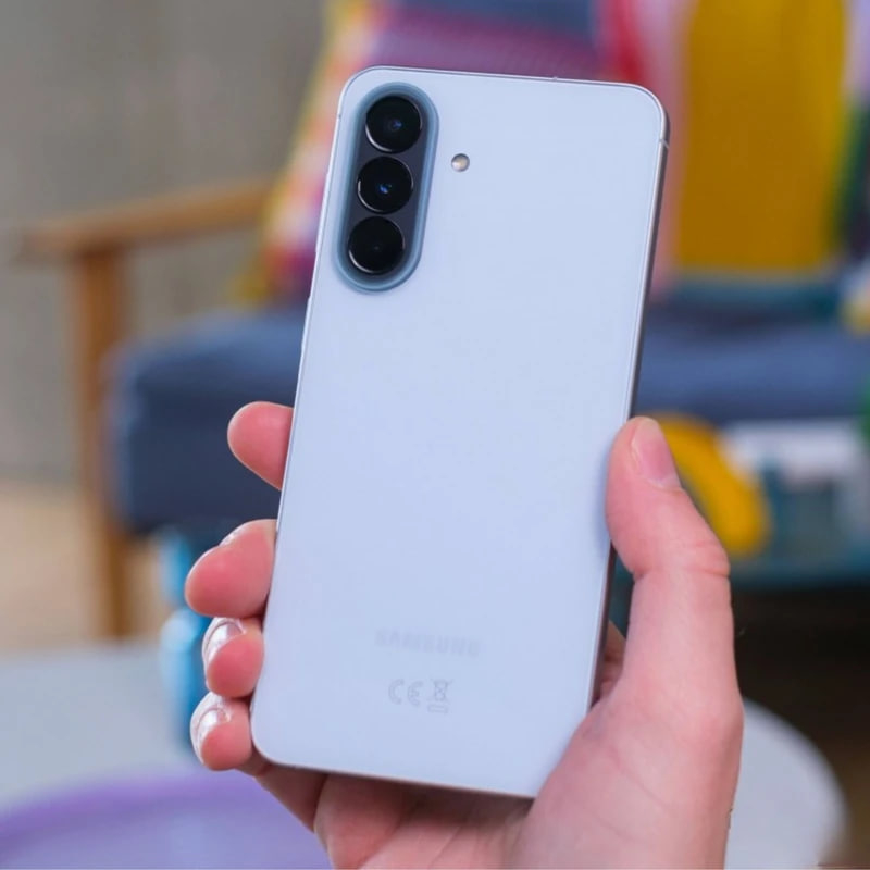 گوشی سامسونگ Galaxy A57 256GB رم 12GB - نمای گوشی در دست