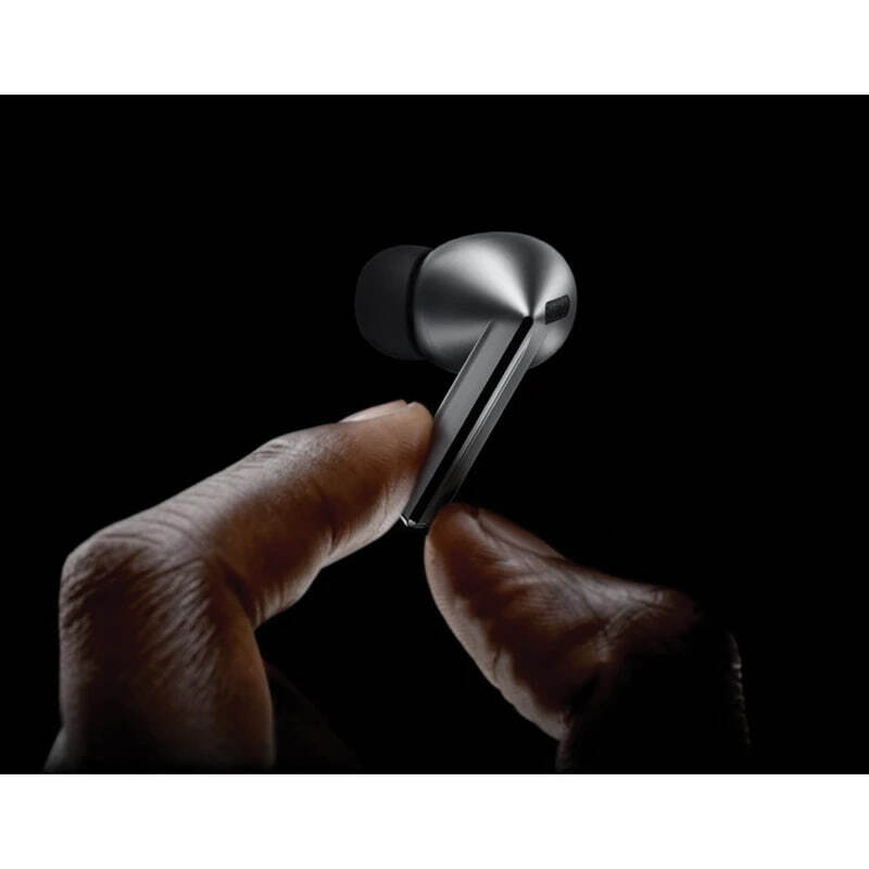 هدفون سامسونگ Galaxy Buds3 Pro - نمای نزدیک ایرباد در دست