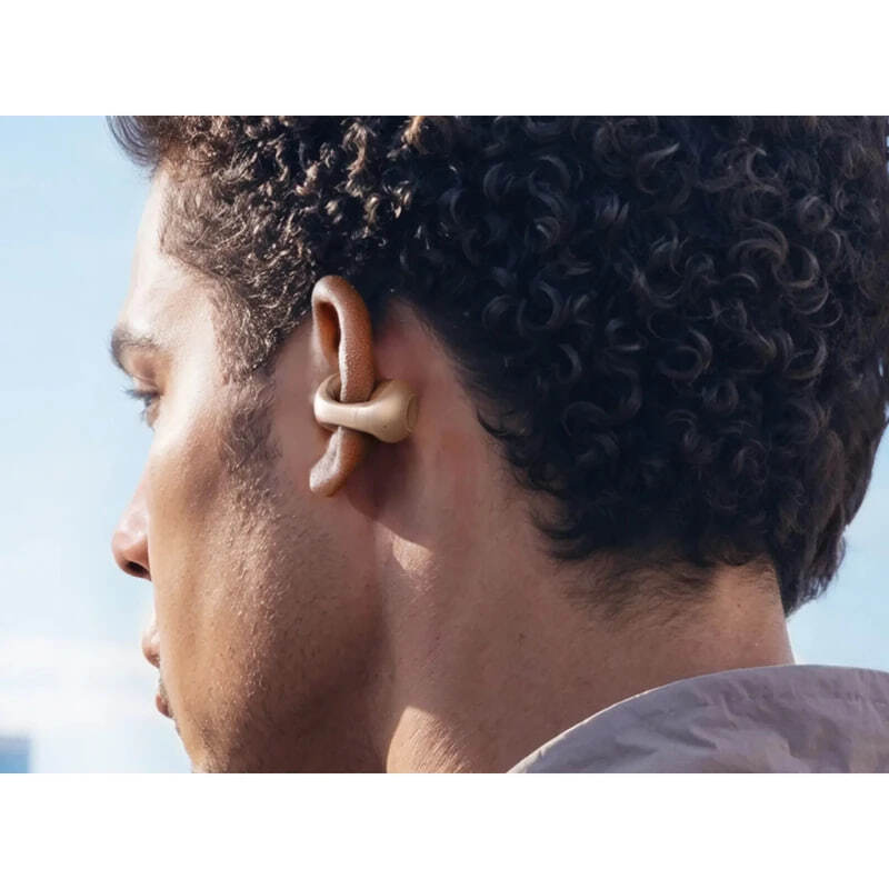  هدفون بلوتوثی انکر مدل SoundCore C40i روی گوشی کاربر مرد 
